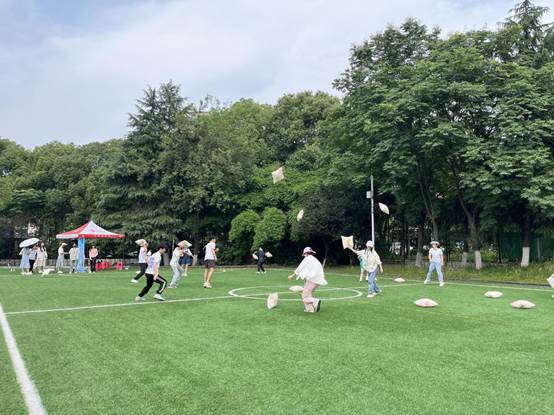 威廉体育williamhill学生在心理减压节上玩游戏 郑红 摄